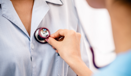 服の上から聴診